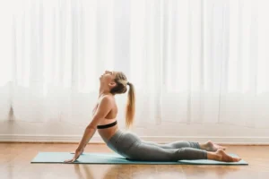 Read more about the article BHUJANGASANA: अपने ऊपरी शरीर को ऊपर और पीछे की ओर मोड़ें।